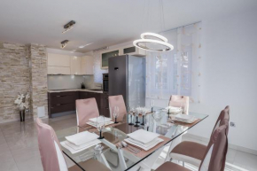 Villa Axioma 4-Star Luxury Villa apt with Sea View , close to beach, sea view terrace